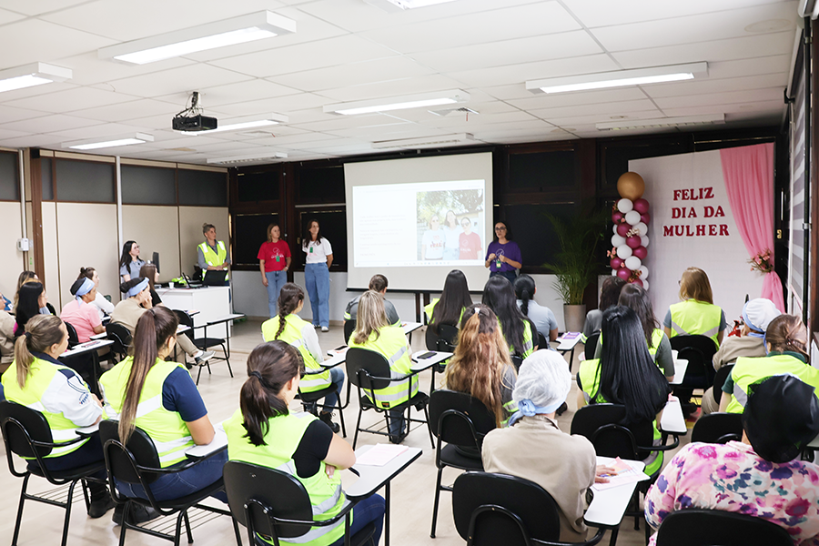 Por meio da Procuradoria da Mulher de Piên, vereadoras promovem palestra em encontro na Arauco